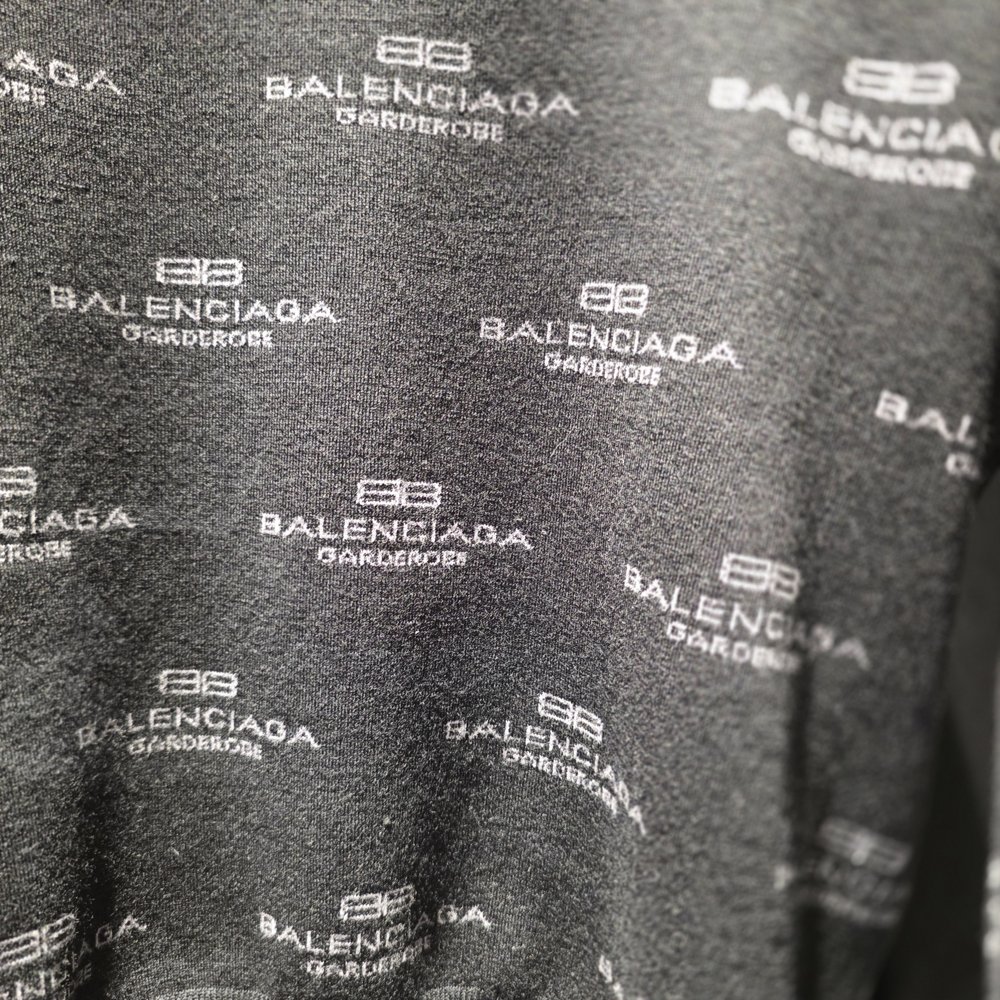 발렌시아가 올 오버 로고 여성 스웨터 812576 T1724