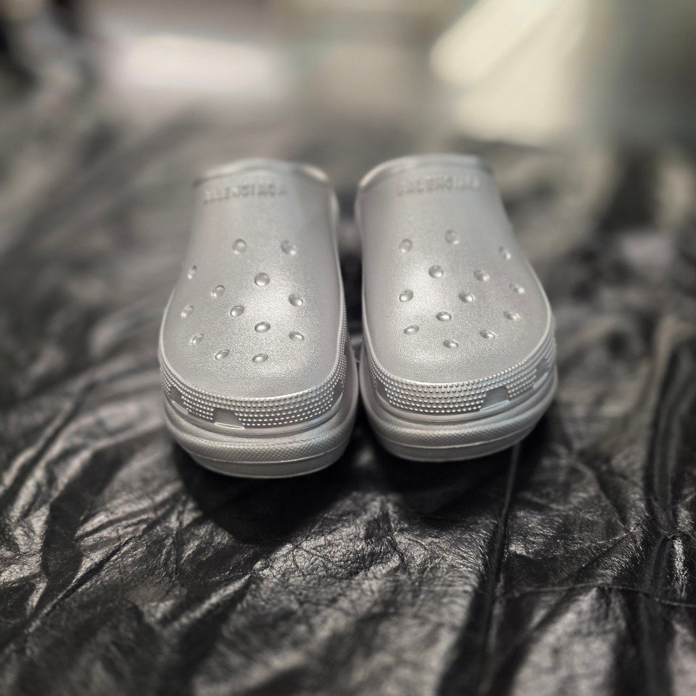 발렌시아가 크록스 뮬 샌들 720762 W1S8W 8100