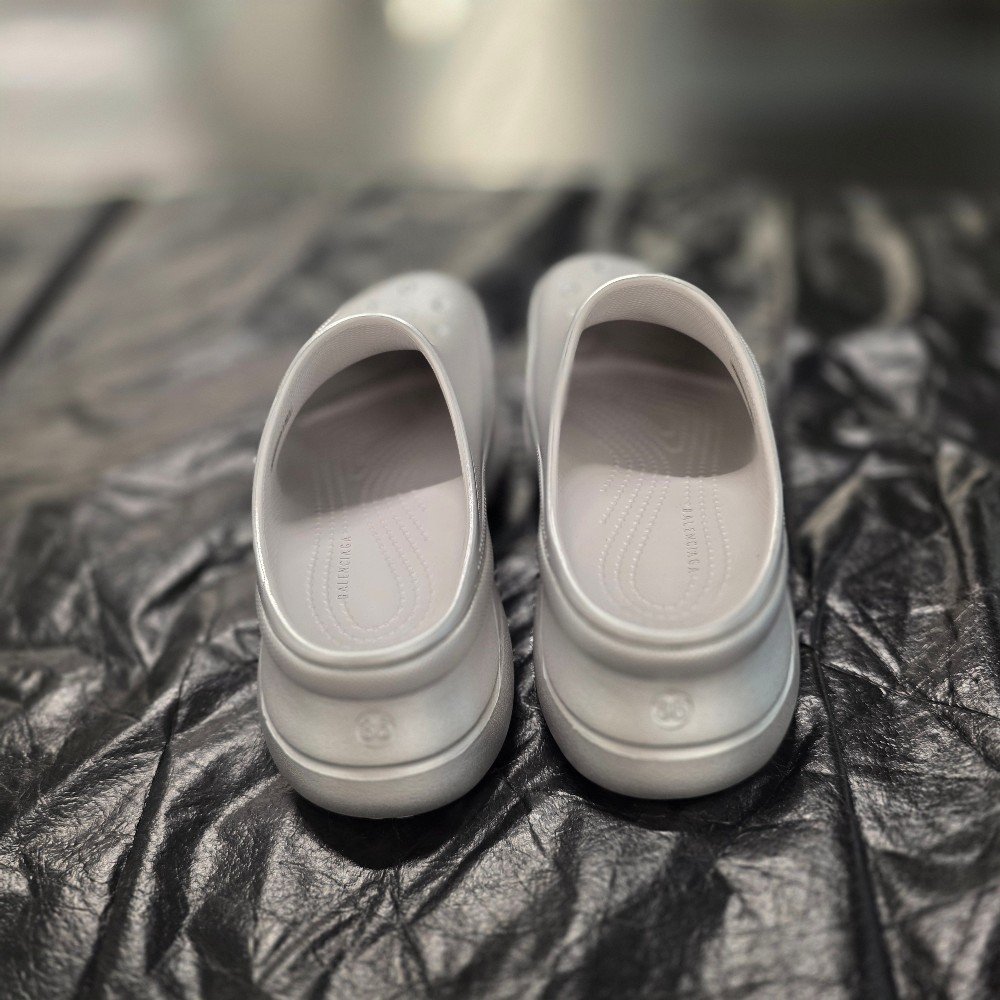 발렌시아가 크록스 뮬 샌들 720762 W1S8W 8100